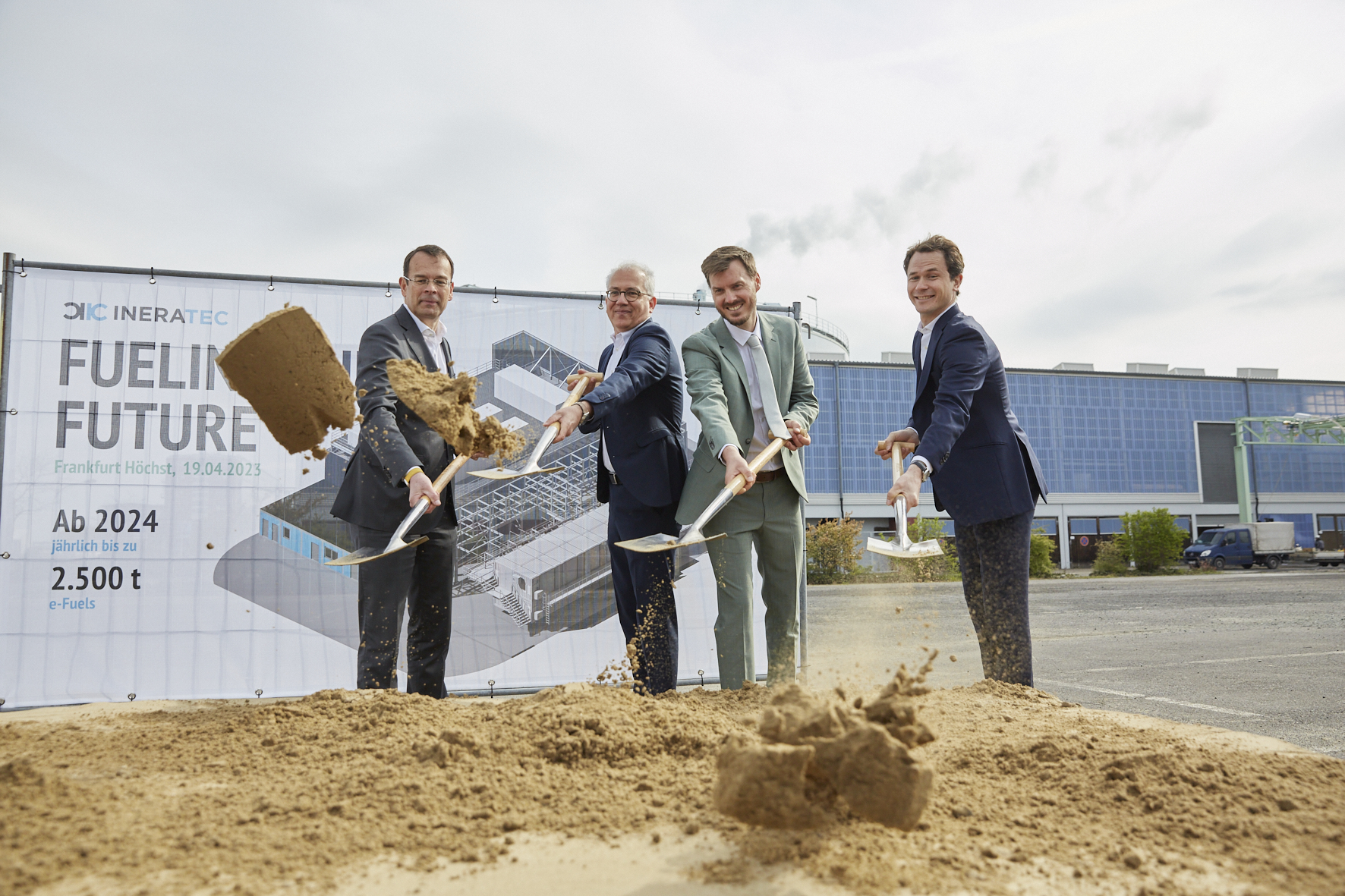 Groundbreaking for INERATECs pioneer plant (from left to right Joachim Kreysing, Tarek Al-Wazir, Tim Böltken und Caspar Schuchmann)