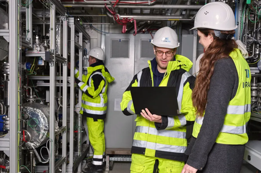 Personen in technischer Umgebung die gemeinsam planen und berechnen