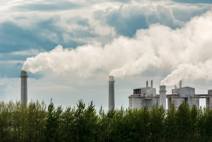 Blick auf rauchende Industrieschornsteine 